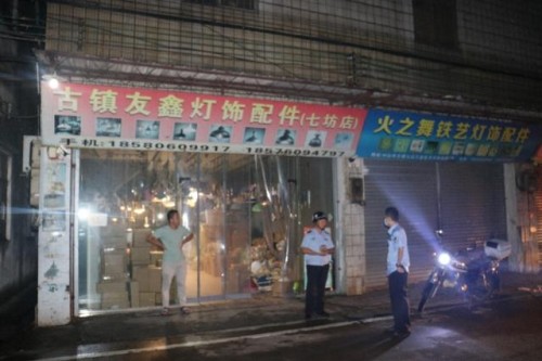 中山一治保员等店主回来关门被车撞倒，警方已锁定肇事司机