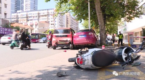 南宁教育路一小车失控连撞四车，肇事女司机现场崩溃大哭......