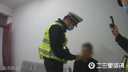 醉酒男见查酒驾冲卡逃跑，去年刚因醉驾被吊销了驾照