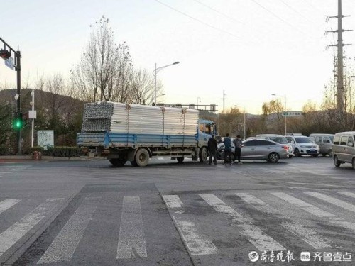 济南东部一路口处发生车祸，一辆轿车和一辆货车相撞