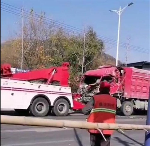 安徽潜山交通事故致8死3伤，目击者：有人从客车前窗被甩出