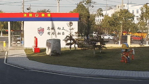 消防队门口发生车祸，消防员10秒出警