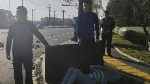 消防队门口发生车祸，消防员10秒出警