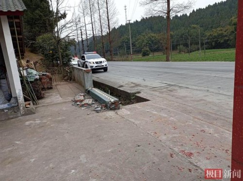 实探江油8死19伤车祸现场：长坡急转弯限速40公里，车辆残骸堆在路边