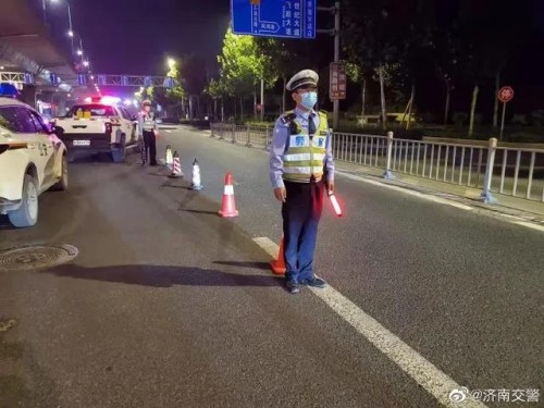 醉酒驾驶出租车连撞多车，人已拘！