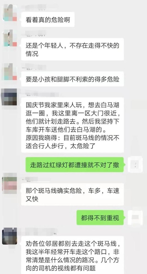 南充：突发车祸！摩托车疑似逆行被撞倒！行人过马路被撞…