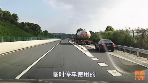 开车跑高速，这三种愚蠢行为你犯过吗？发生交通事故了后悔莫及