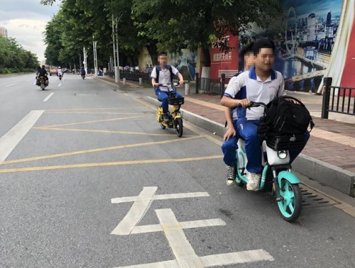 痛心！4个孩子骑电动车不幸遇难，家长要用心呵护自己的孩子