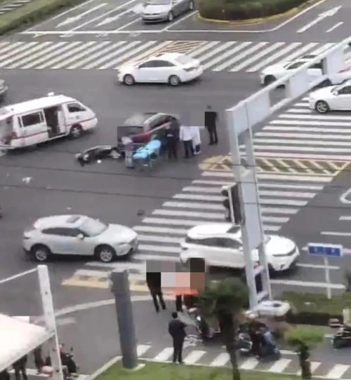 警示！今早靖江某路口发生惨烈事故，一女子不幸被撞当场