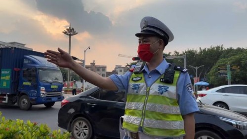 他与时间赛跑，成功挽救交通事故重伤群众