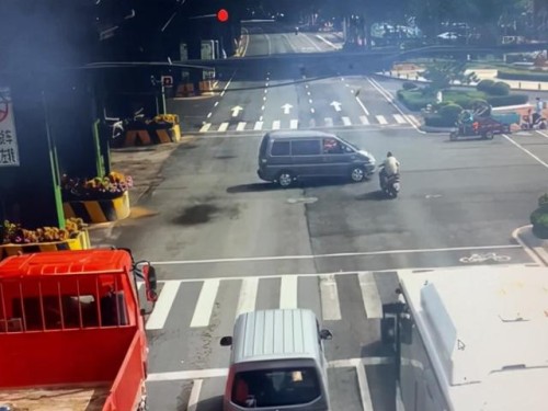 电动车骑手闯红灯遭车祸受伤 城阳交警启动绿色通道抢救伤者