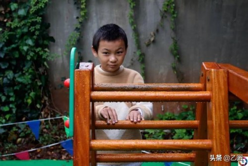 孙子孙女同时患病，刚带一个入院治疗又遭车祸截肢，奶奶放声痛哭