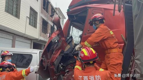 一天两起车祸 萍乡消防紧急救援