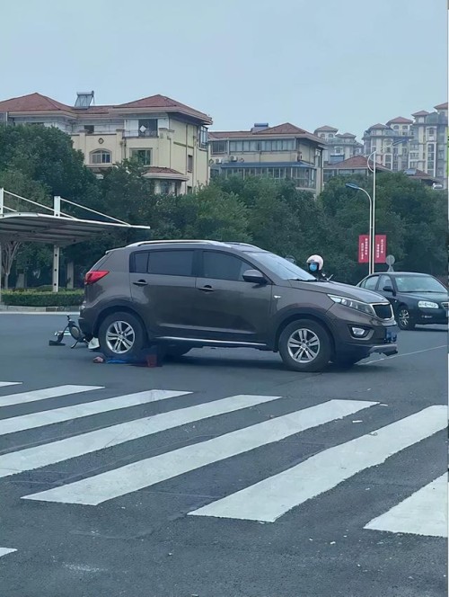 被压车底！靖江发生严重车祸，现场惨烈