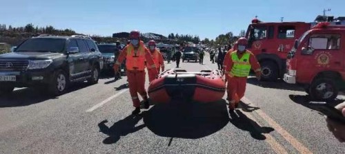 河北平山县发生通勤班车涉水倾覆事故，已救出38人，肇事司机已被控制