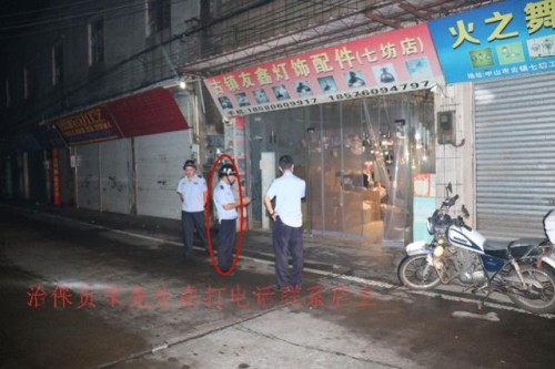 中山一治保员等店主回来关门被车撞倒，警方已锁定肇事司机