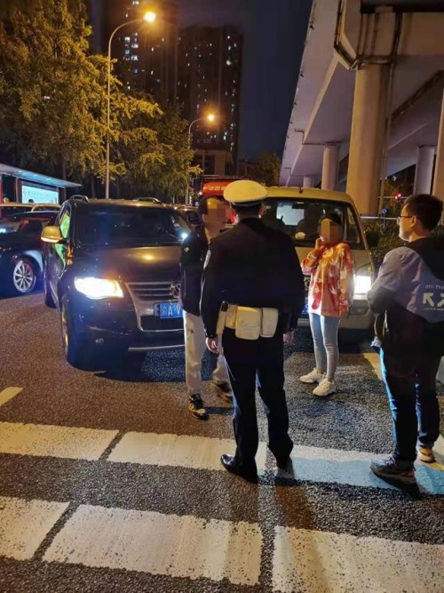 1小时内连发3起交通事故 蜀黍：天雨路滑行车注意安全
