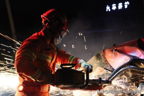 209国道发生车祸 消防员紧急救援