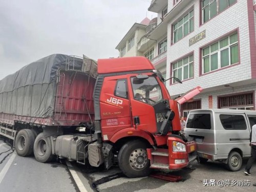 一天两起车祸 萍乡消防紧急救援