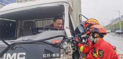 湖南郴州一路口连发2起交通事故，消防同时展开救援