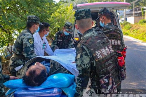 南宁：老人车祸受伤 武警官兵紧急救助