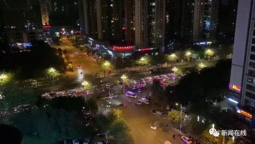 柳州文昌路一轿车冲进非机动车道，多人被撞倒地，肇事司机已被控制