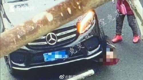 上海一奔驰车小区门口撞死老伯