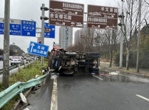 车头受损严重，挡风玻璃脱落！贵阳这一路段接连发生两起车祸