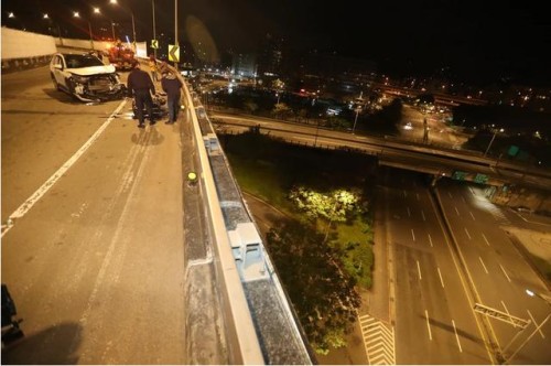 台北严重车祸！女子驾车逆行，将摩托车骑手从10层楼高公路桥撞下身亡
