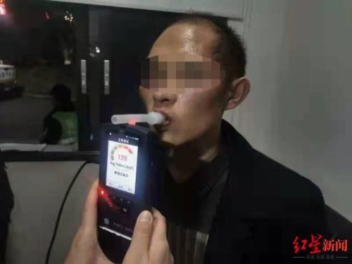 男子经不住劝酒，喝半杯白酒后驾车被查：属醉驾，涉嫌危险驾驶罪被取保候审