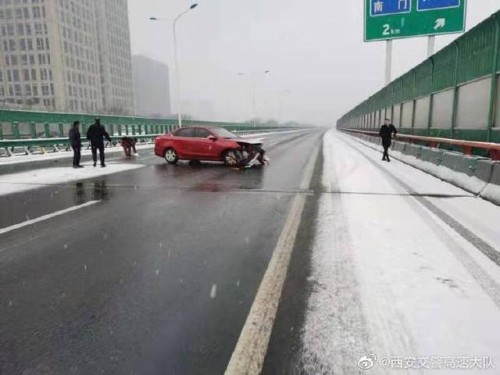 西安绕城高速浐河特大桥发生交通事故 车辆通行缓慢