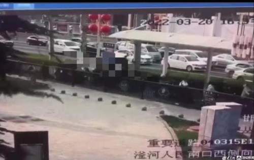 邯郸一轿车撞上多辆非机动车致4死10伤，肇事司机被当场控制