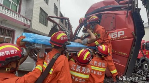 一天两起车祸 萍乡消防紧急救援