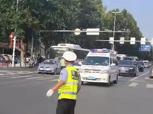 电动车骑手闯红灯遭车祸受伤 城阳交警启动绿色通道抢救伤者