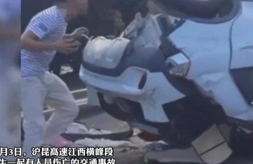 男子强行超车酿成车祸，致妻子死亡在现场跺脚大哭，网友：晚了