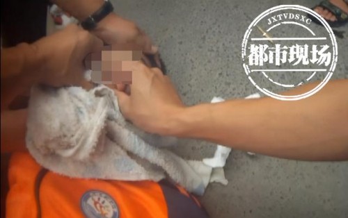 景德镇乐平：学生突发癫痫出车祸，民警路过赶紧上前救助