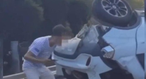男子强行超车酿成车祸，致妻子死亡在现场跺脚大哭，网友：晚了