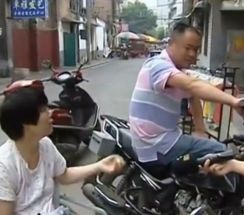 妻子车祸高位截瘫，丈夫拿赔偿款买车买房：照顾她得看我们的心情