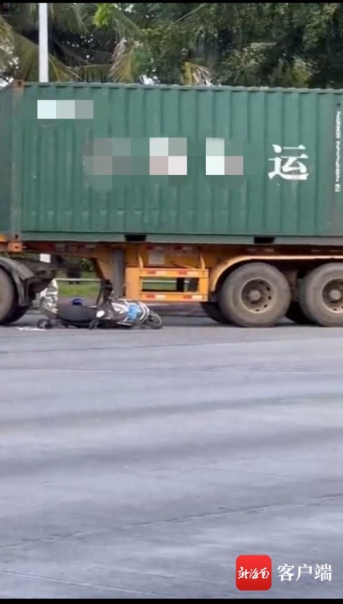 海口一 辆大货车右拐弯时撞倒电动车 致一名女子当场死亡