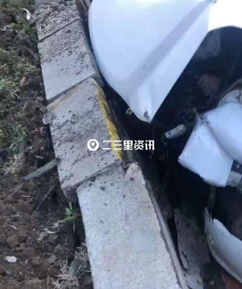 突发！四平市司法新村转盘发生一起交通事故，车内人员受伤