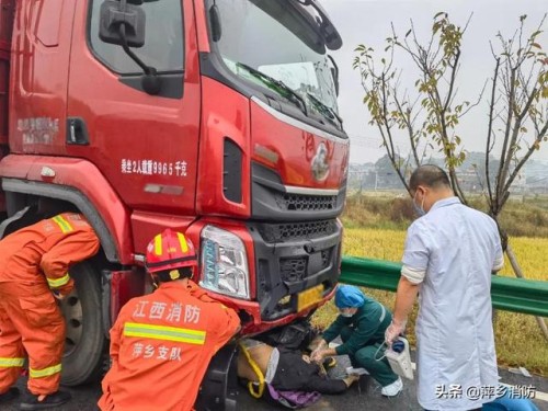 一天两起车祸 萍乡消防紧急救援