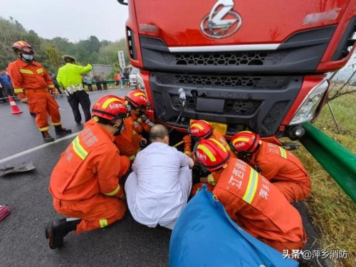 一天两起车祸 萍乡消防紧急救援