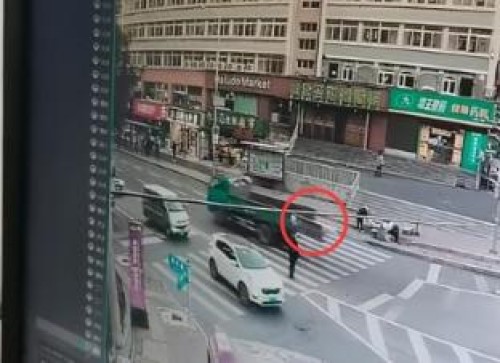​《大货车后挡板开合，撞晕路人径直开走》后续：肇事司机投案