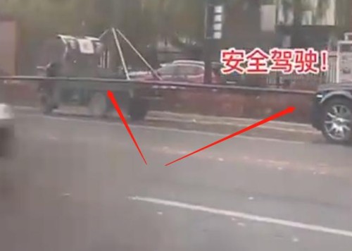 吉林一起“天价车祸”，劳斯莱斯与三轮车相撞，车头被钢管一箭穿心