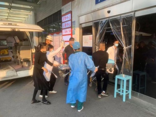 小女孩因车祸受伤严重，汕头交警一路疾驰为生命开辟“绿色通道”！