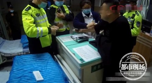 警车在路口等红绿灯，突然被追尾！肇事司机：就喝了一瓶啤酒