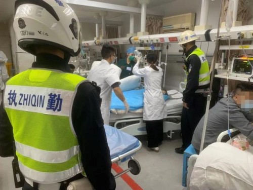 小女孩因车祸受伤严重，汕头交警一路疾驰为生命开辟“绿色通道”！