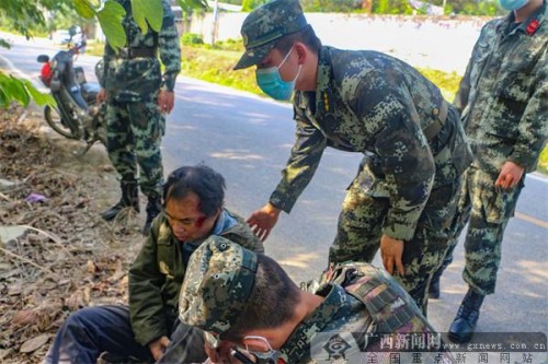 南宁：老人车祸受伤 武警官兵紧急救助