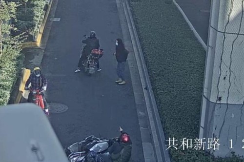 上海一电动自行车肇事逃逸被追责，事发时还存在违法载人、逆向行驶