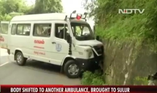 印媒：运送印度国防参谋长比平·拉瓦特遗体的车队发生车祸